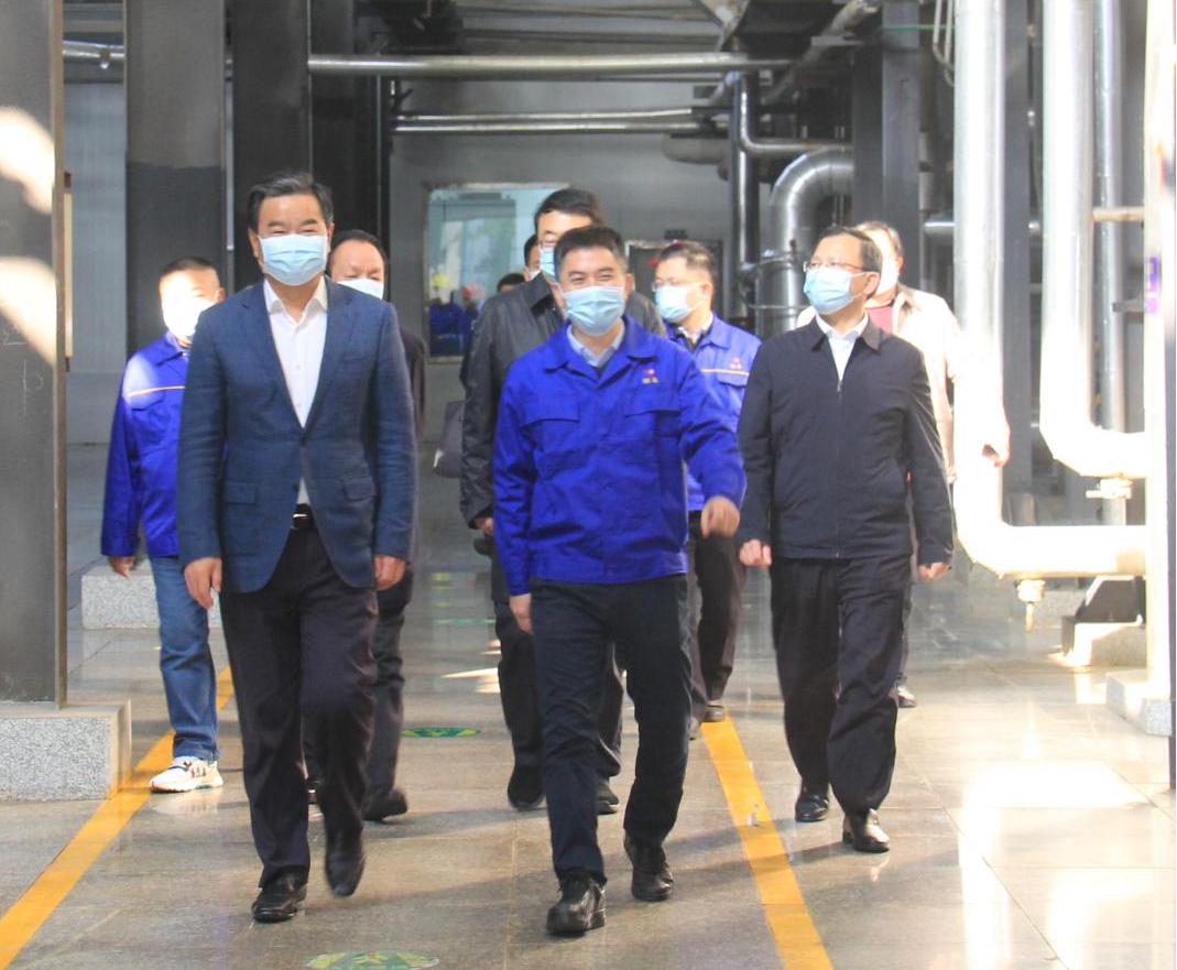 何副省長(zhǎng)查看車間生產(chǎn)現(xiàn)場(chǎng)